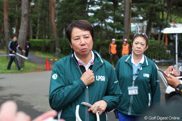 セベの訃報を聞いて、神妙な顔を浮かべる樋口久子LPGA相談役