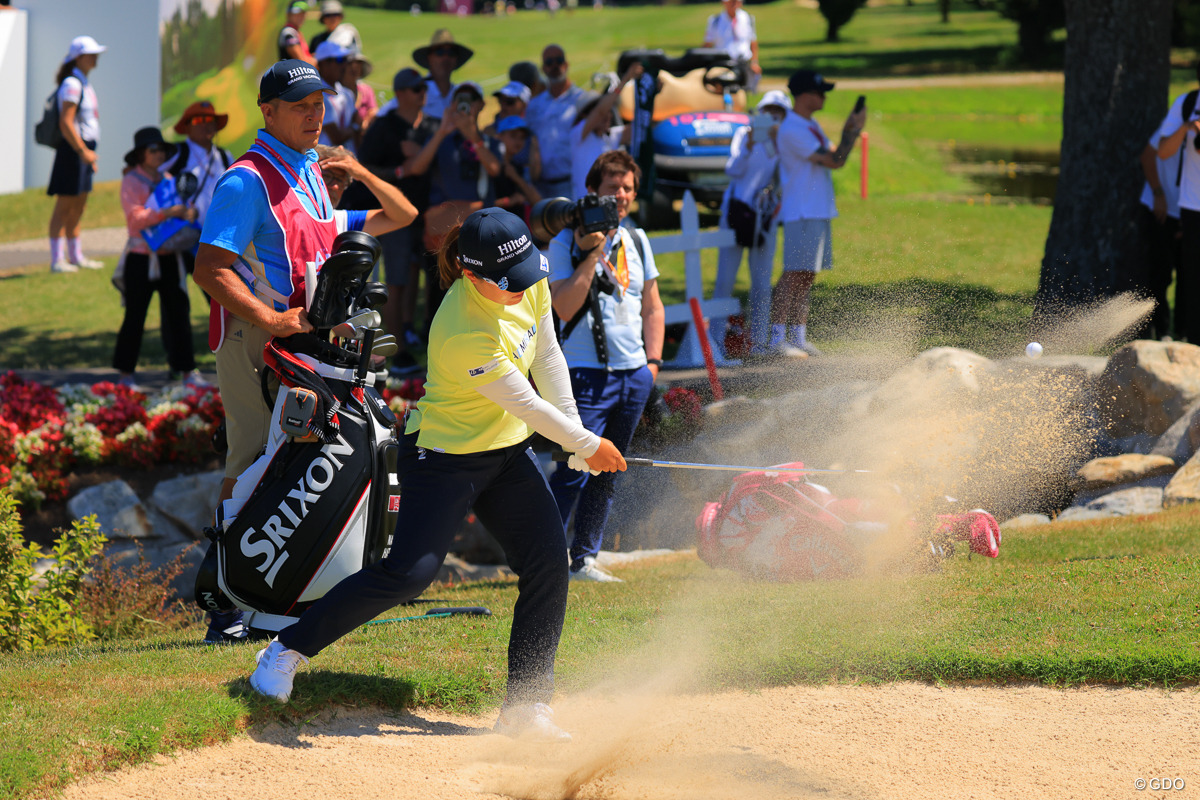 18番はこんなバンカーショットを傾斜を使って寄せた