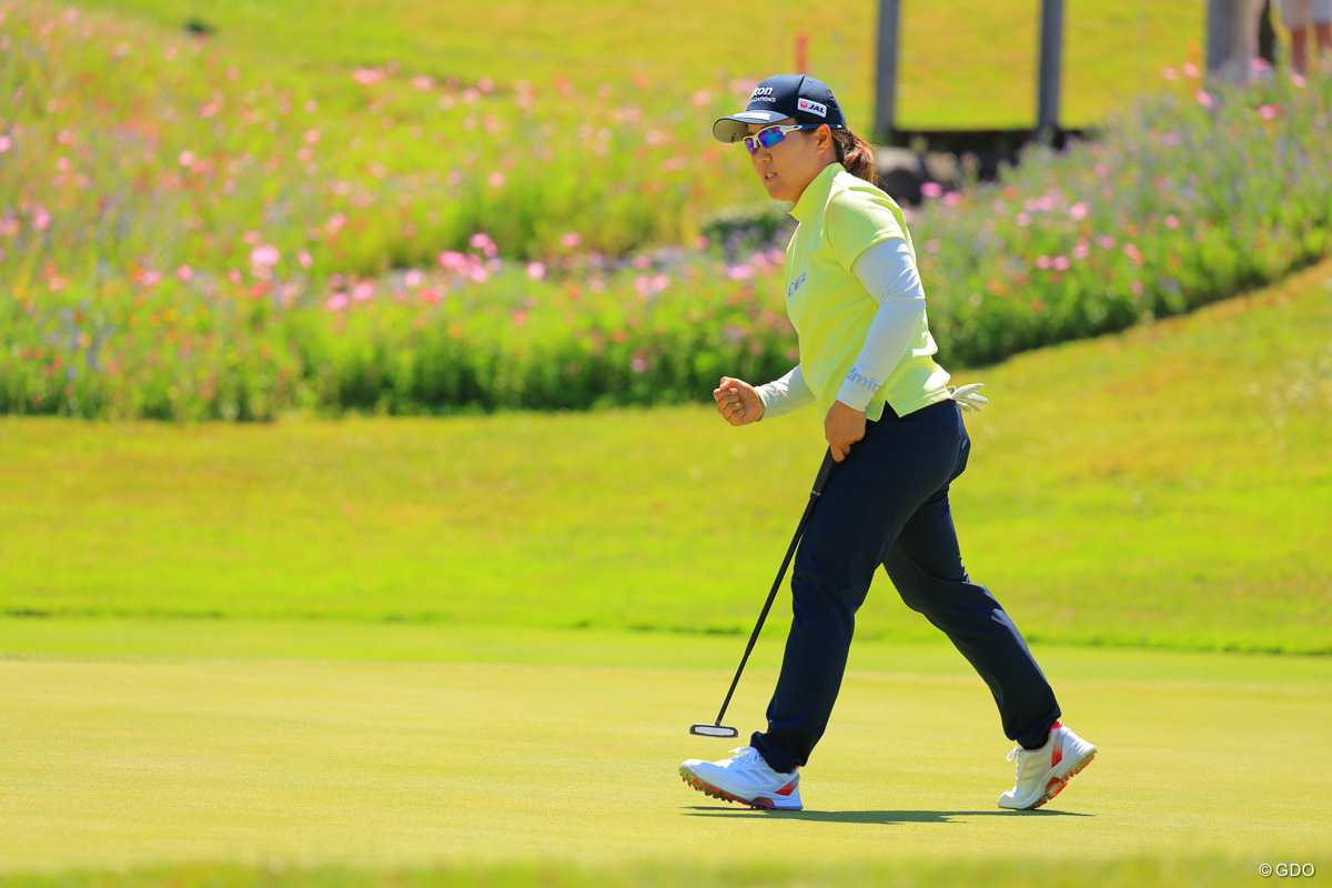 畑岡奈紗が「68」で首位と6打差18位に浮上