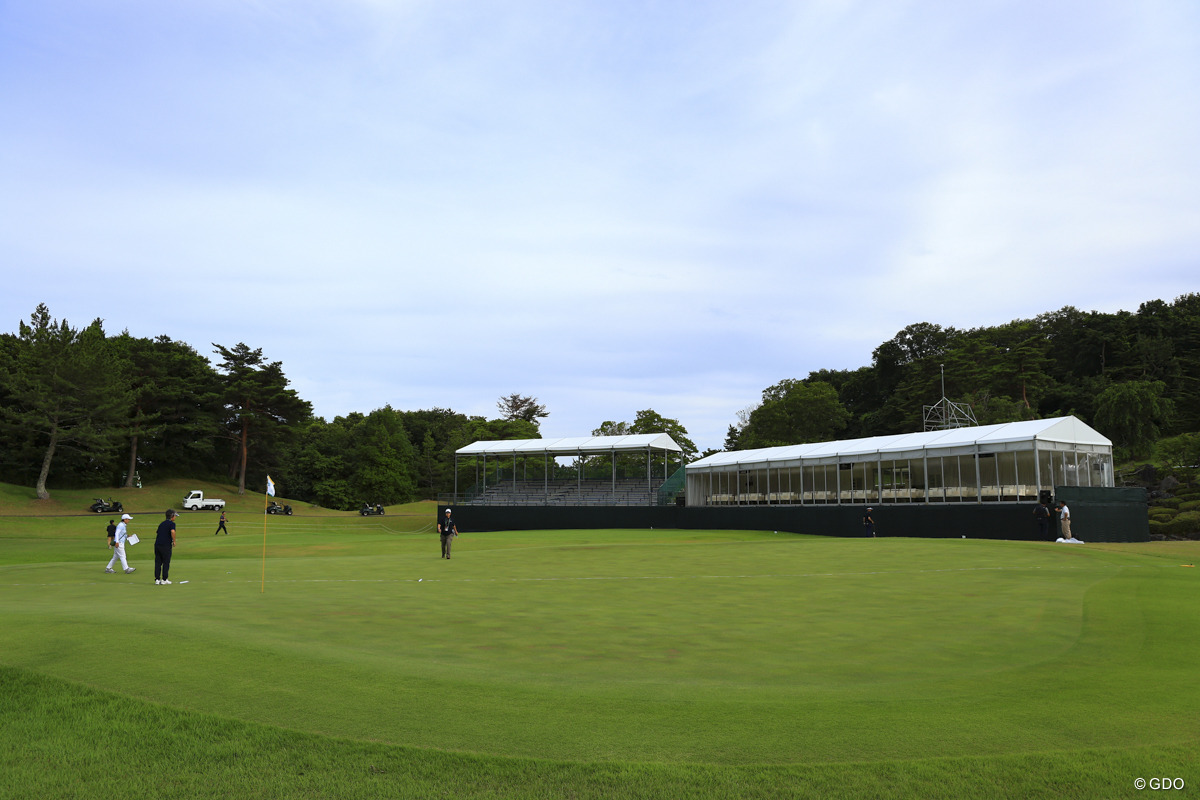 屋根付きの立派なスタンドが使われないの、残念