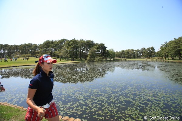2011年 ワールドレディスチャンピオンシップサロンパスカップ 最終日 上田桃子 桃ちゃん、よそ見してると池に落ちちゃうよ。