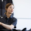 「かっこいいし、すごく動きやすい」と身振り手振りを交えて解説