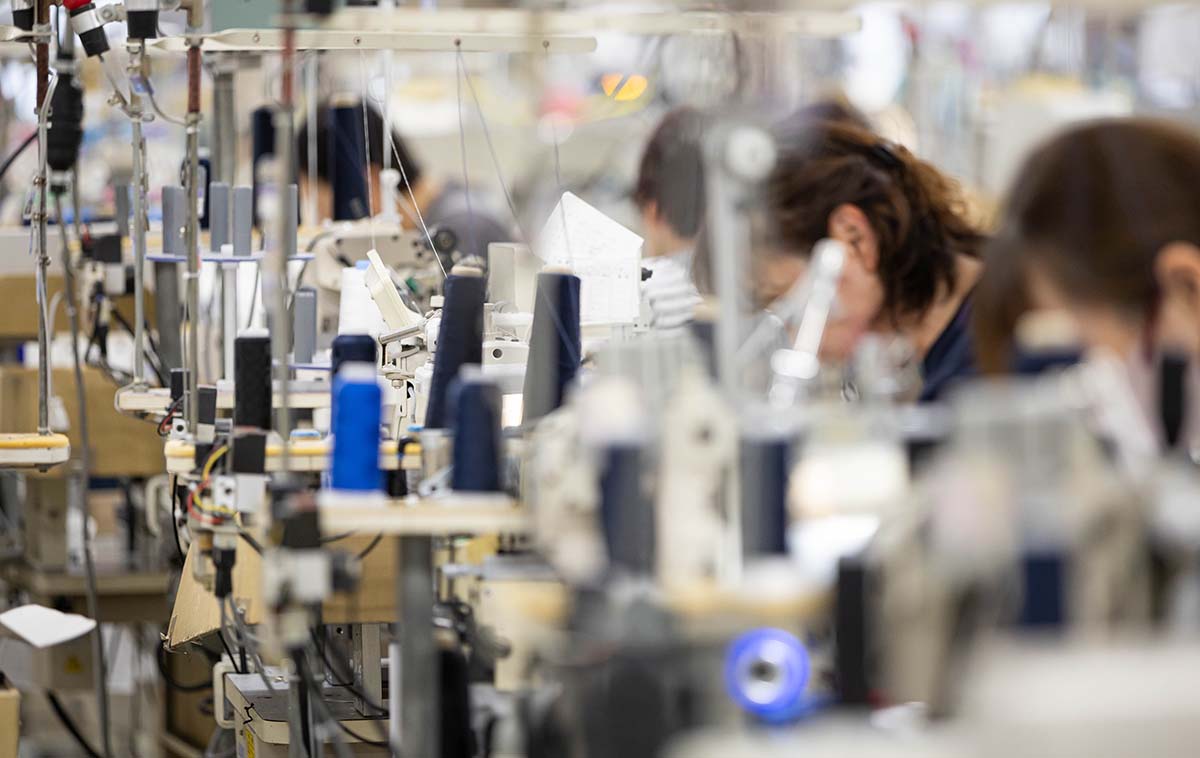 2025年 デサント特集 縫製場にずらりと並ぶミシンを操る従業員の方々。まさに職人技でした