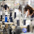縫製場にずらりと並ぶミシンを操る従業員の方々。まさに職人技でした