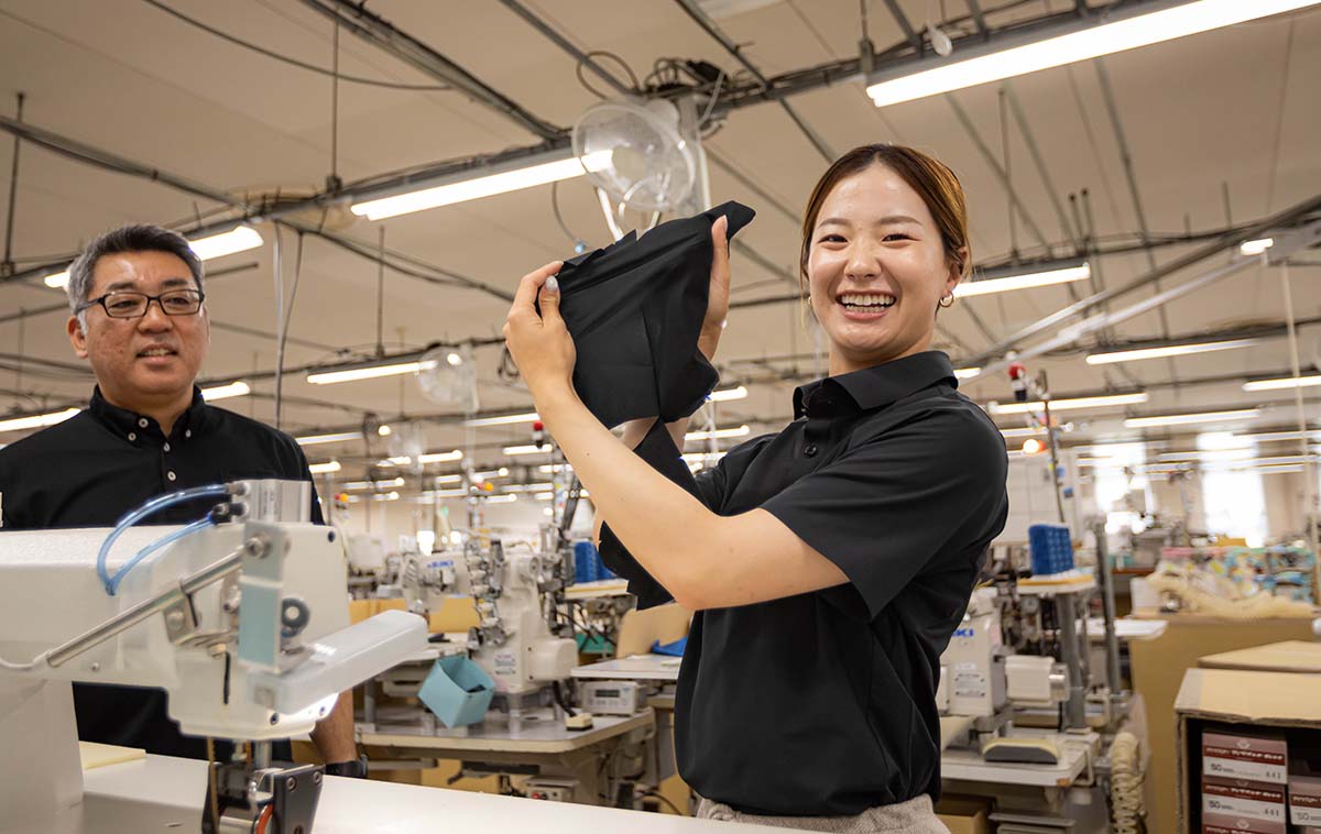 2025年 デサント特集 超音波を使った溶断、溶着を体験。ぬぬ、縫い代がなく、フラットなのにくっついてる！