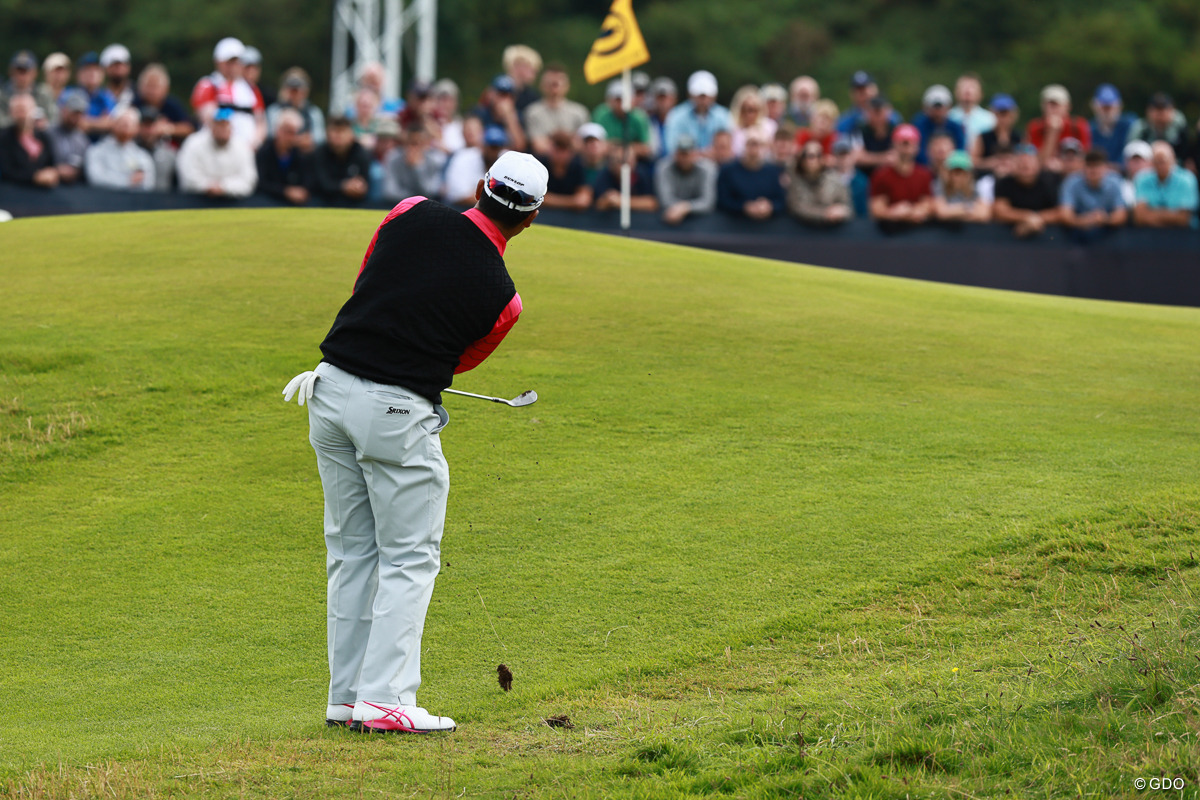 Hole3のスタンド側からのアプローチ、ボールは対面の傾斜まで転がってダボに 2025年 全英オープン 3日目 松山英樹
