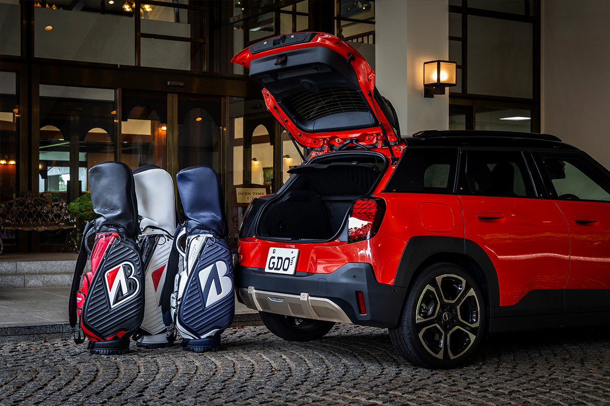 ツアー型キャディバッグを最大3本積載可能だが、2本までを推奨｜GDO