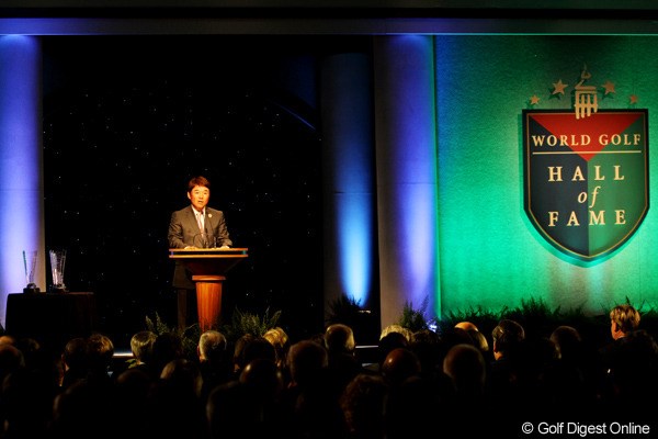 2011年 世界ゴルフ殿堂入り式典 尾崎直道 式典を欠席した尾崎将司に代わり、弟の直道が式典に出席した