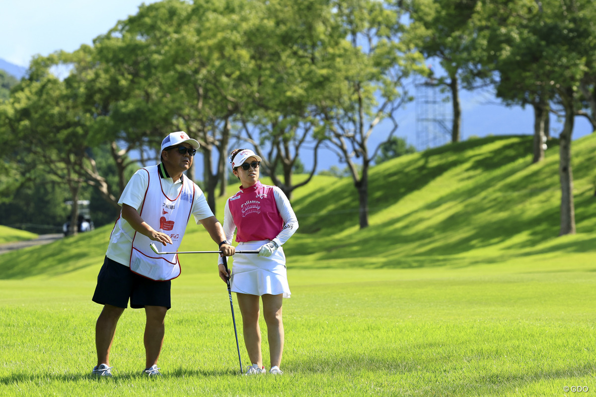 今週は中島コーチがキャディを務める
