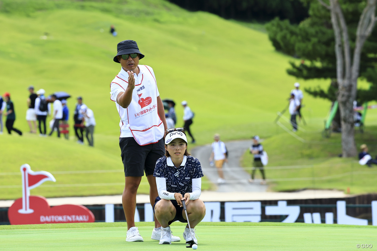 キャディの夫、谷口拓也のアドバイスに聞き入る