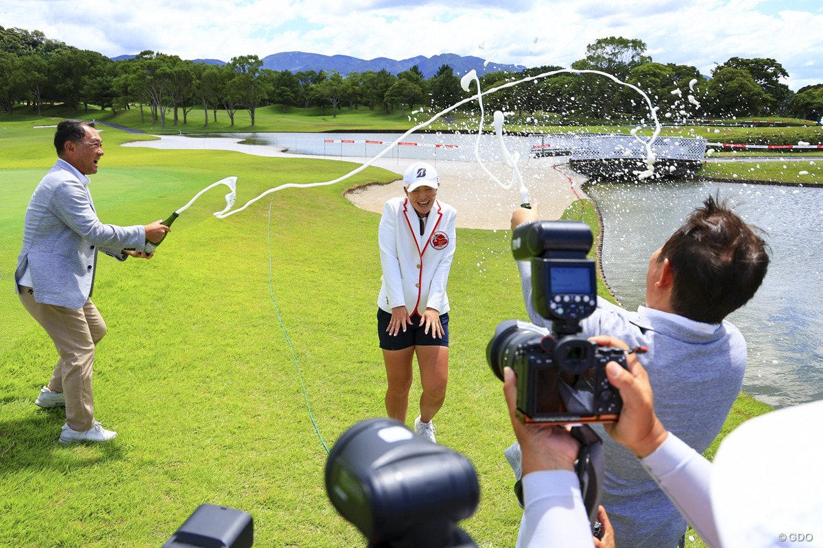 渡邉彩香が2打差逆転で3年ぶり6勝目 一ノ瀬優希は“ママさんV
