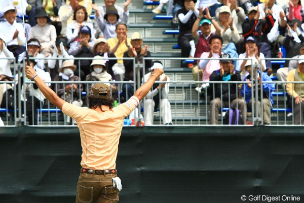 2011年 日本プロゴルフ選手権大会 日清カップヌードル杯 2日目 石川遼 最終18番でバーディを決めた石川遼は観衆を前に両手を挙げてガッツポーズ