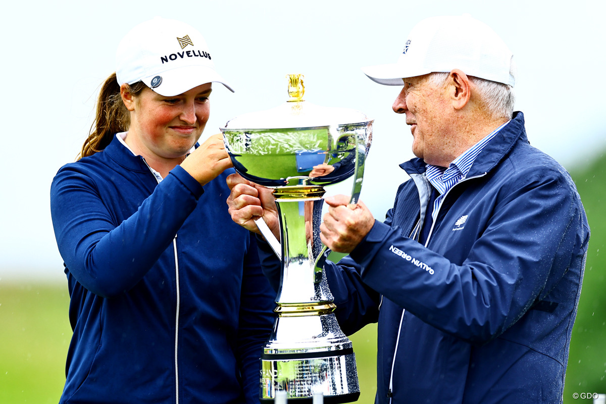 カップ贈呈 2025年 ISPS Handa スコットランド女子オープン 最終日 ロティ・ウォード