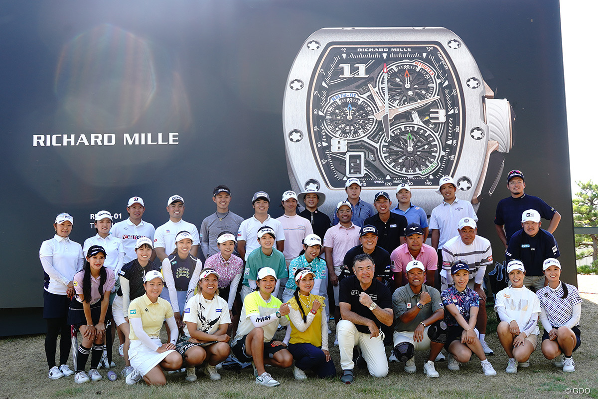 32人の男女プロゴルファーが開幕前のペアマッチに参加した