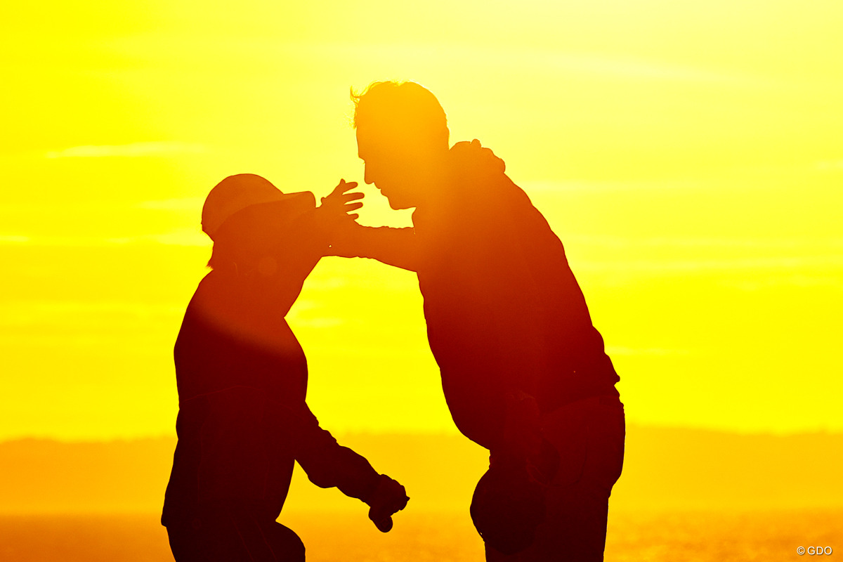 午後8時過ぎにホールアウト