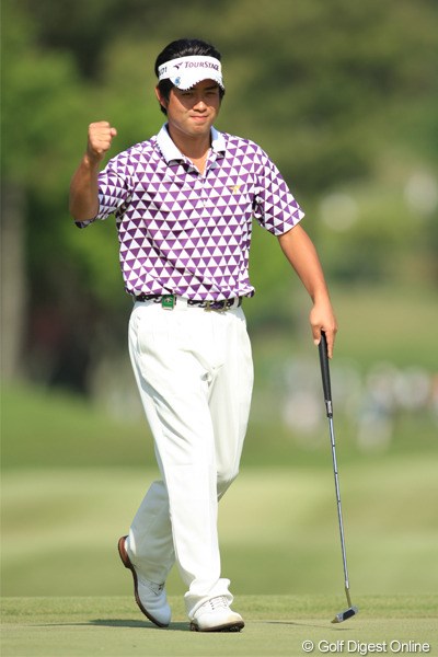 2011年 日本プロゴルフ選手権大会 日清カップヌードル杯 3日目 池田勇太 最難関の15番でバーディを奪った池田勇太は力強いガッツポーズを作った