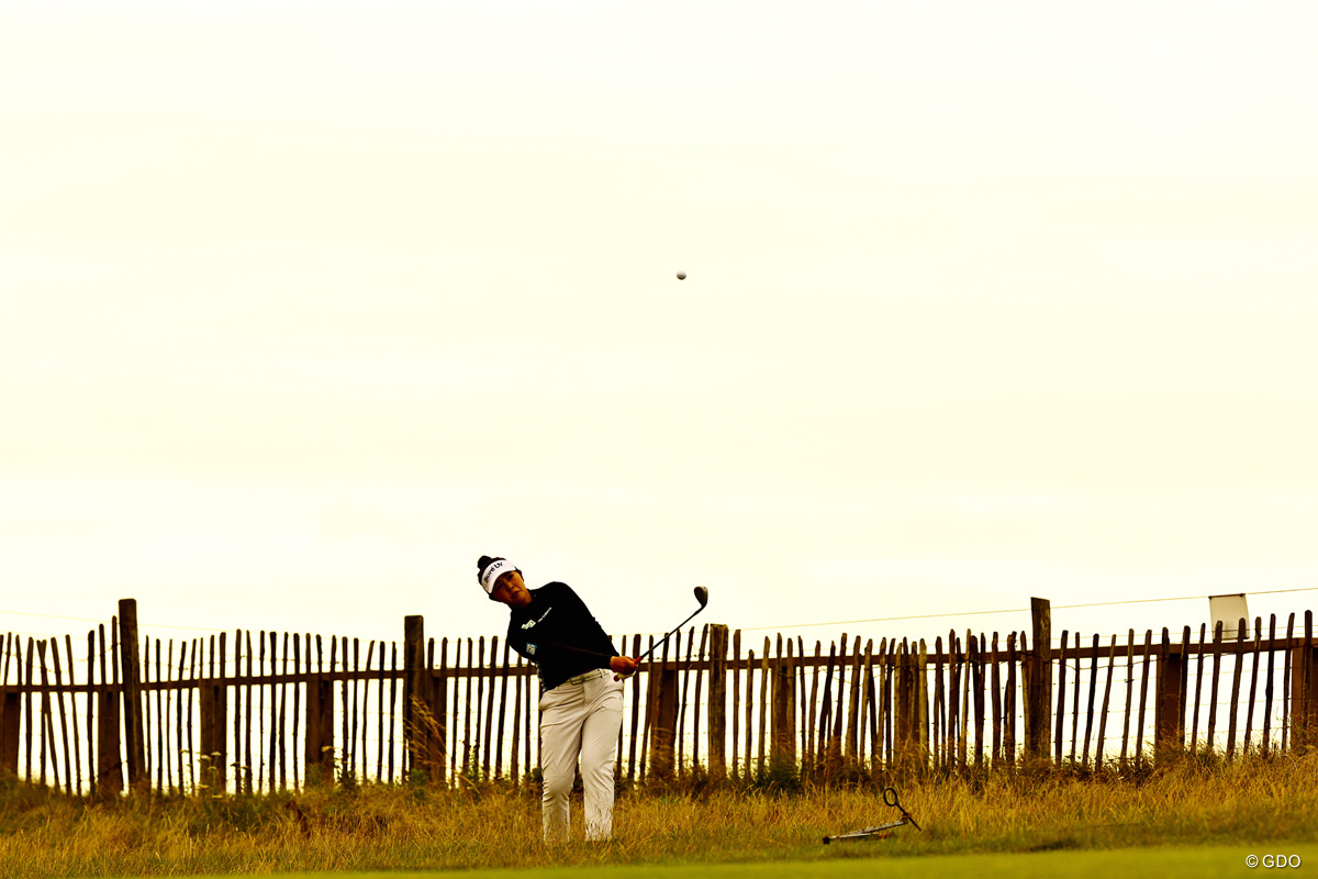 柵の向こうは海