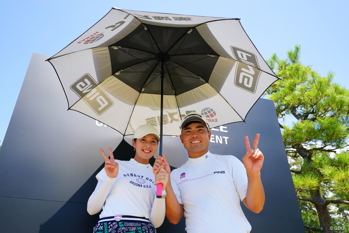 ホールインワンも記録して奥様と記念撮影