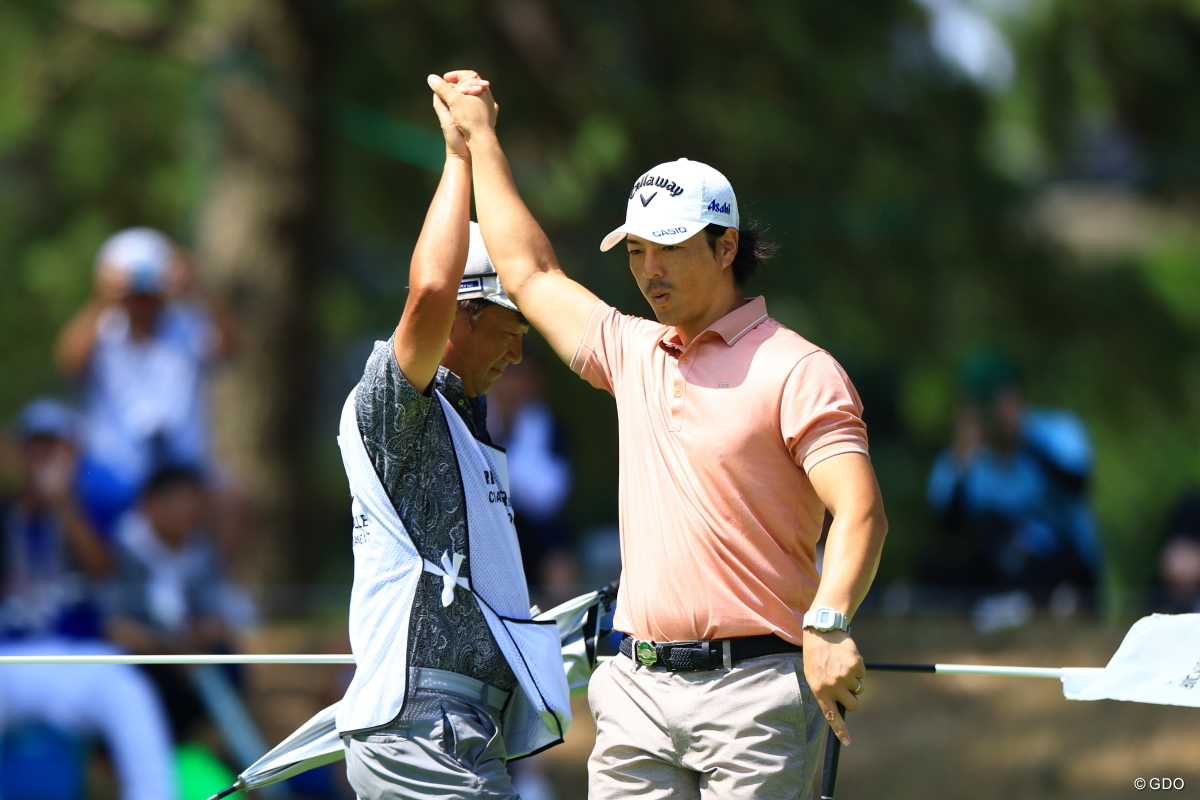 9番ナイスバーディで13アンダー。キャディさんとハイタッチ