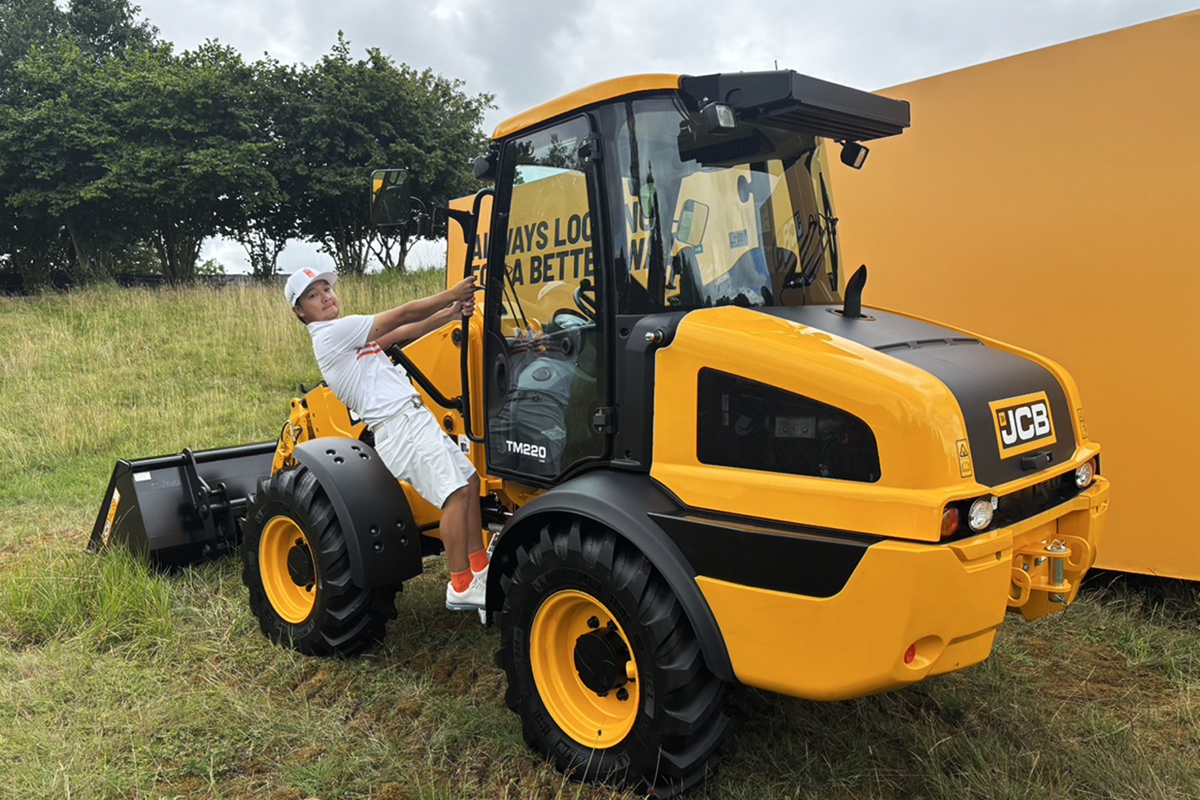 大会スポンサーJCBのトラクター