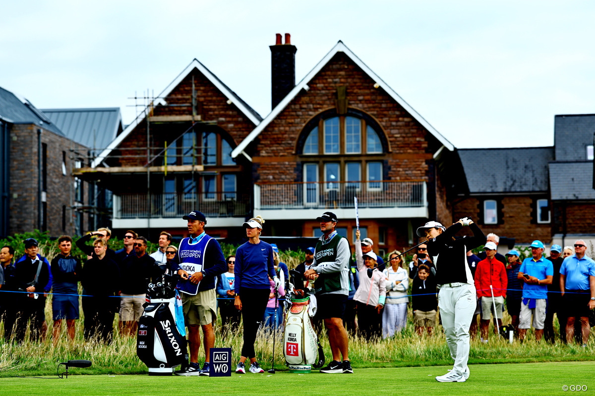 アパートメントを背に