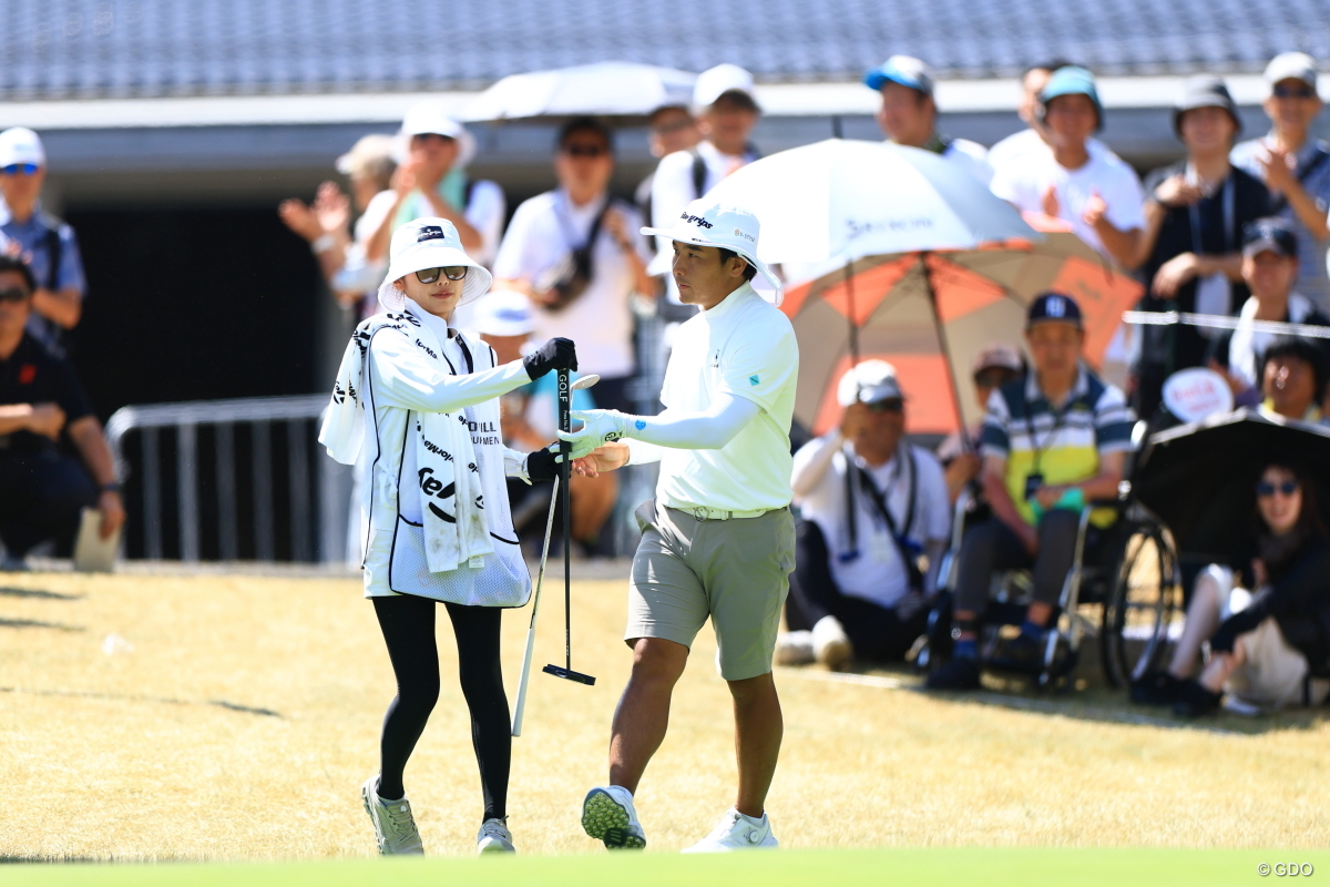 キャディも務める妻・琴音さん(左)には感謝ばかり