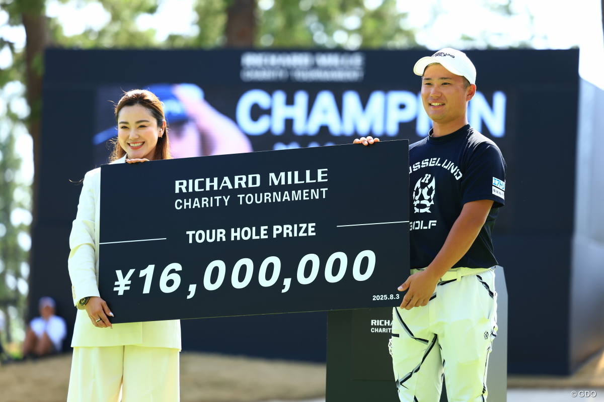 18番にかけられた「ツアーホール賞」を独り占めした長野泰雅