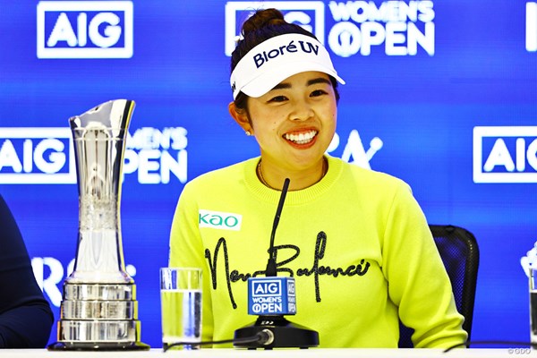 優勝会見に臨む山下美夢有