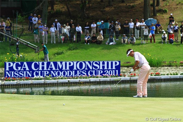 2011年 日本プロゴルフ選手権大会 日清カップヌードル杯 最終日 河井博大 やはりここでドラマがありました。17番グリーン、河井選手の優勝を決めたバーディパット！