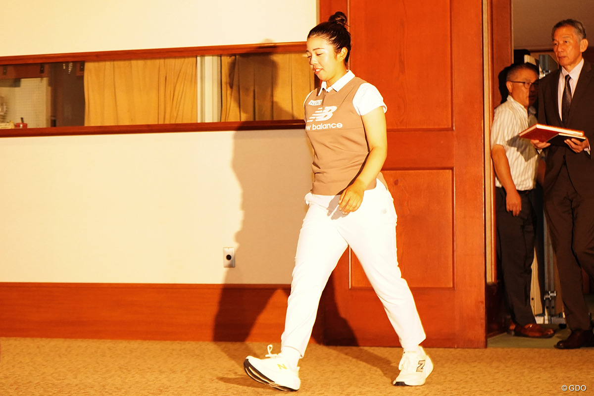 “時の人”が招かれる会見場へ