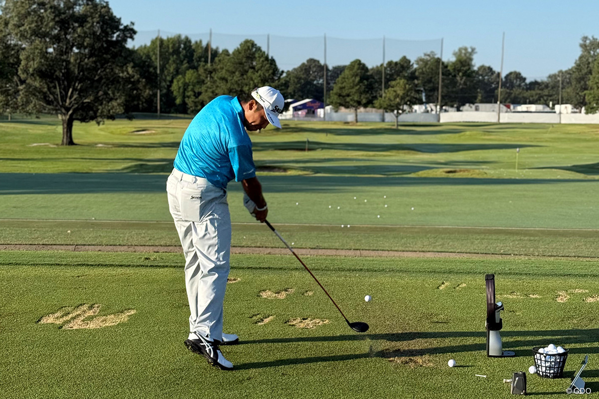 開幕前日の練習場でミニドライバーを打つ松山英樹