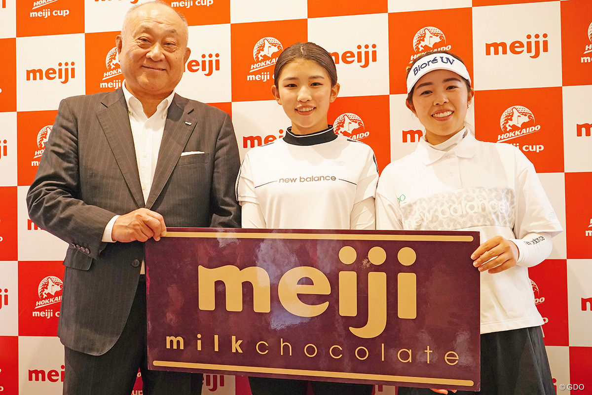 明治ホールディングスの松田克也CEOから明治製品詰め合わせのプレゼント