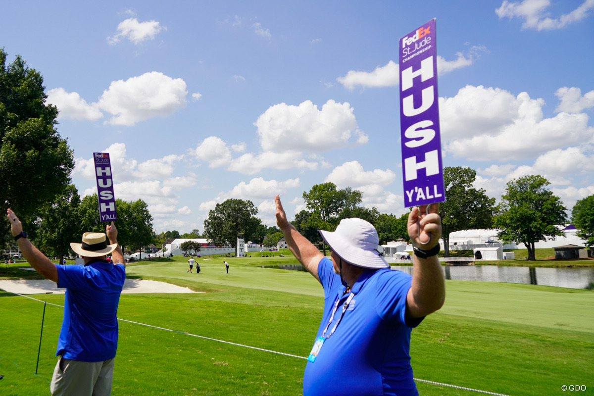 フェデックスセントジュード選手権で掲げられる「お静かに」のボードはちょっと違う