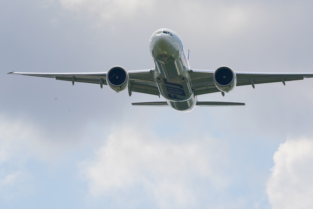 飛行機好きのカメラマンによると、「ボーイング 777-F」という機体だそう。知らんわ