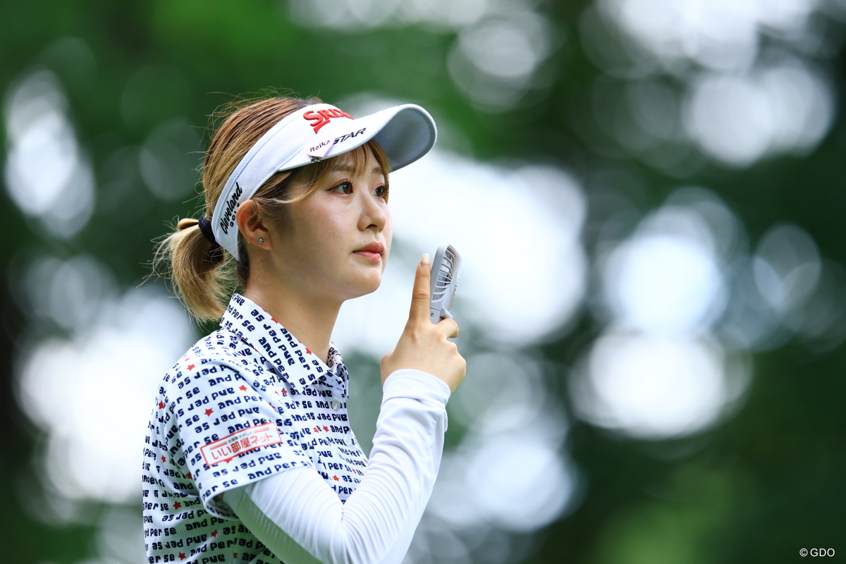 小型扇風機を顔にあててクールダウン