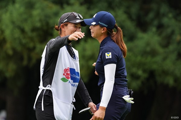 渋野日向子は通算4アンダーでホールアウト。決勝ラウンド進出にひと安心