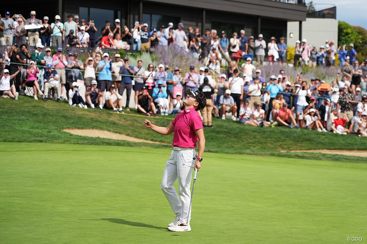 米ツアー初優勝を遂げた岩井明愛。ガッツポーズで大会を締めくくった