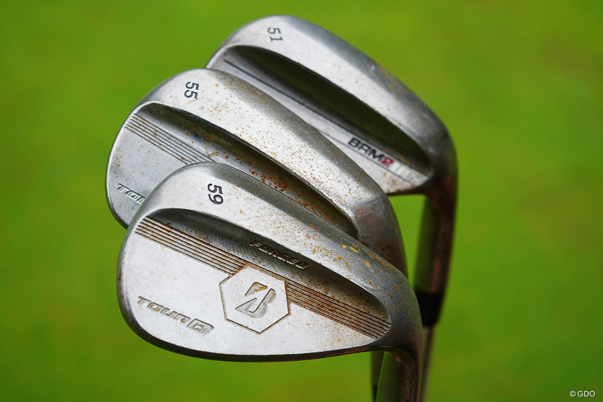 抜群の信頼を寄せるブリヂストンのウェッジ3本※写真の一部を加工