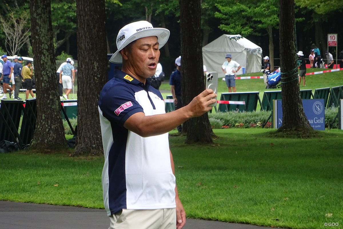 アマチュアのスイングを撮影する谷原秀人 2025年 ISPS HANDA 夏の決戦・誰が一番強いんだトーナメント 事前 谷原秀人