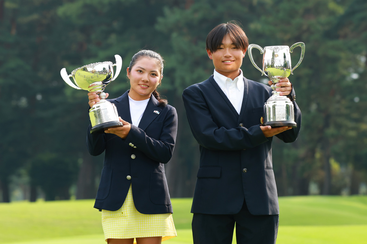 ともに15歳から17歳の部で優勝した道上嵩琉(左)と吉崎マーナ (提供:JGA)