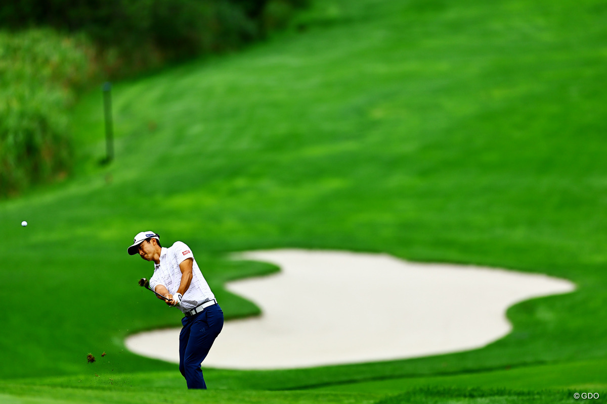 アプローチショットを放つ 2025年 ISPS HANDA 夏の決戦・誰が一番強いんだトーナメント 2日目 岩崎亜久竜