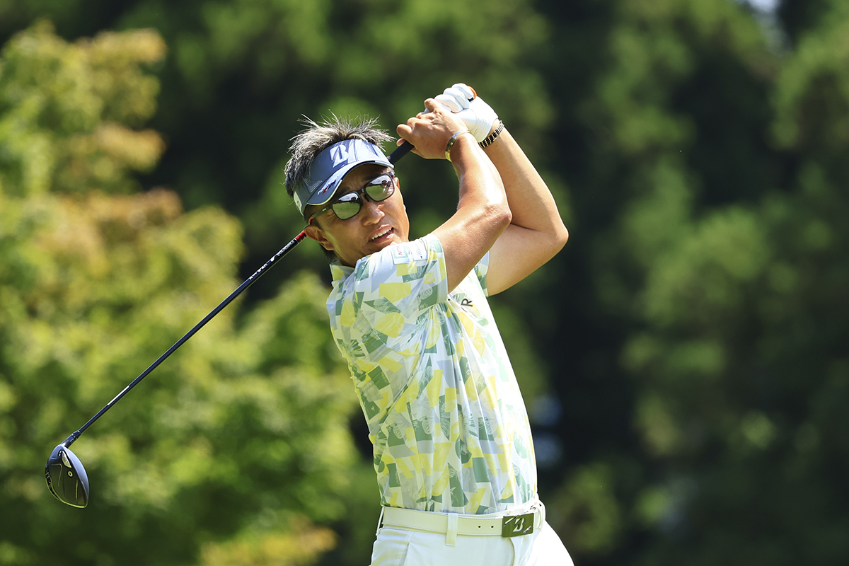 飯島宏明が初優勝へ首位 宮本勝昌ら1打差 元広島カープの前田智徳氏は