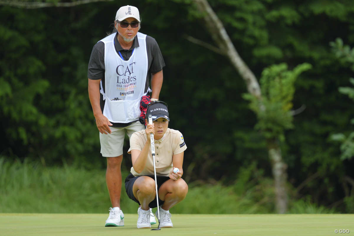 今週のキャディは幾度となくバッグを預けてきた尾崎智春氏