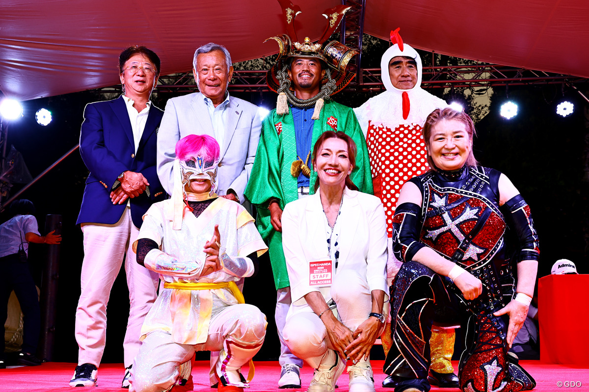 女子プロレスラーの皆様も入っての記念撮影