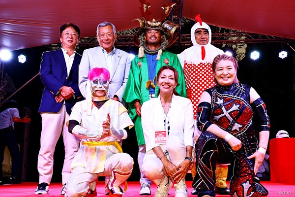 2025年 ISPS HANDA 夏の決戦・誰が一番強いんだトーナメント 最終日 小平智 女子プロレスラーの皆様も入っての記念撮影