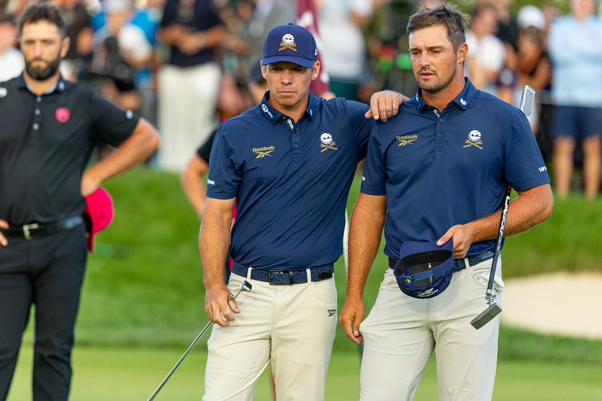 プレーオフで敗れたクラッシャーズGC主将のブライソン・デシャンボー（右）(Scott Taetsch/LIV Golf)