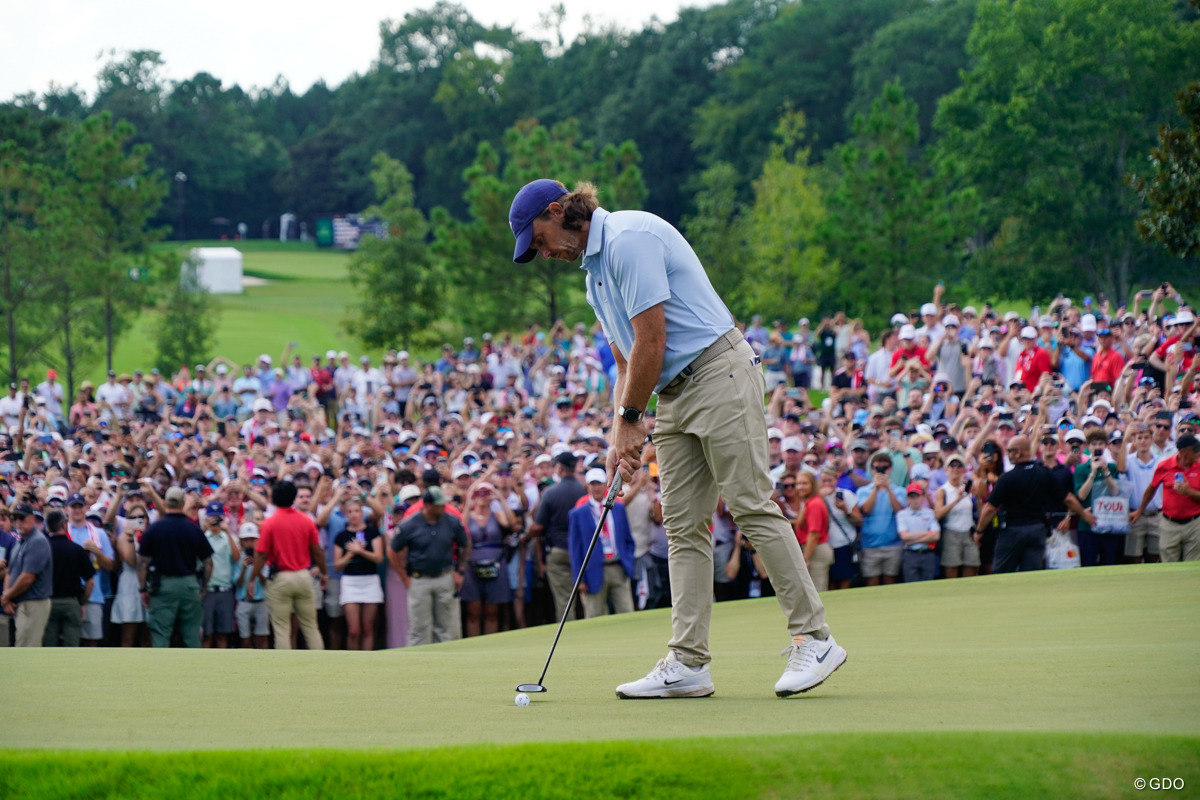 360度をギャラリーが埋め尽くしたグリーンでウィニングパット