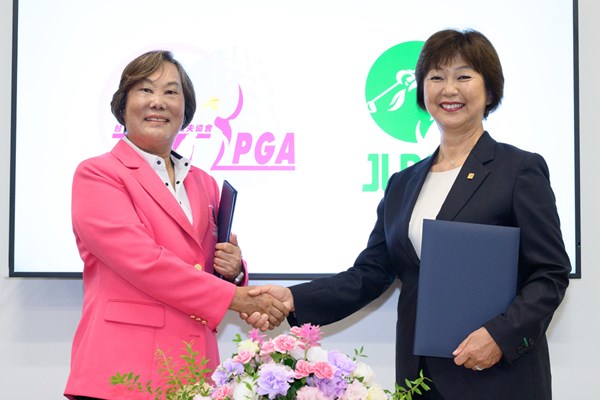 調印式に出席した小林浩美JLPGA 会長（右）と劉依貞TLPGA理事長（提供：JLPGA）