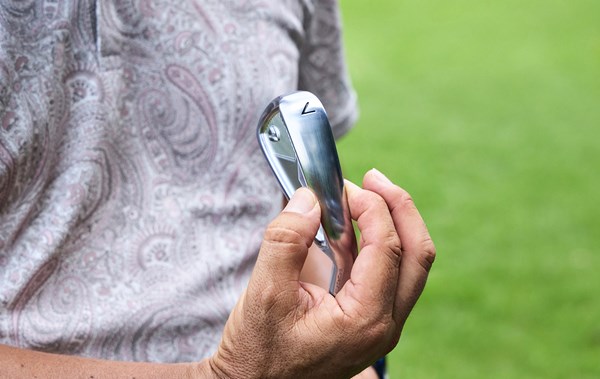やさしさを極めた軟鉄鍛造「P8CB」 幅が広めのソールながら、日本の芝質に合わせてエッジ部分の削りにこだわっている(撮影:岡崎健志)