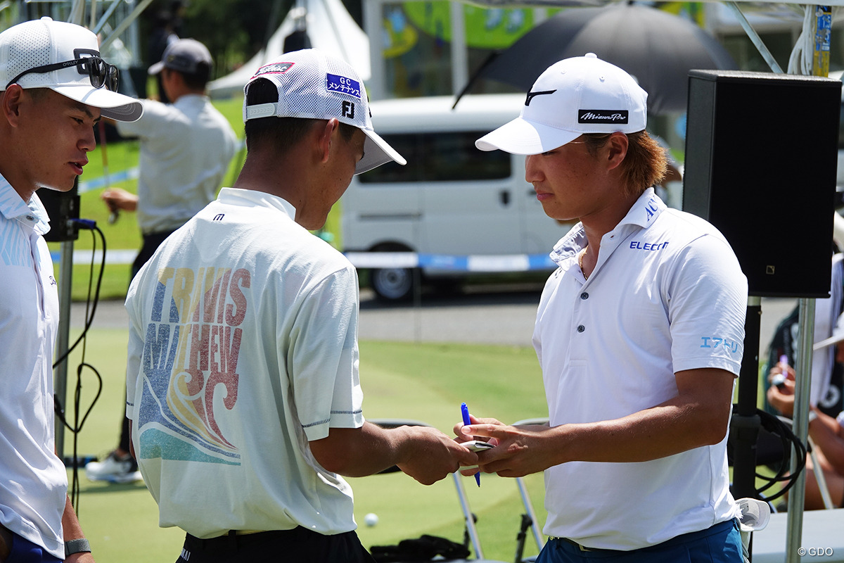 ジュニアかな？サインを求められる場面も